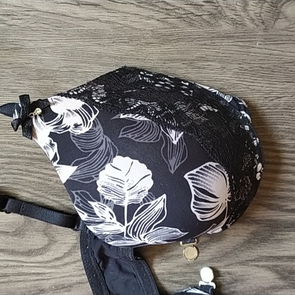 Vie en Rose Black & White Floral & Lace Bra - Picture 6 of 9